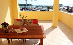 Buco Seafront Apartments & Fastfood